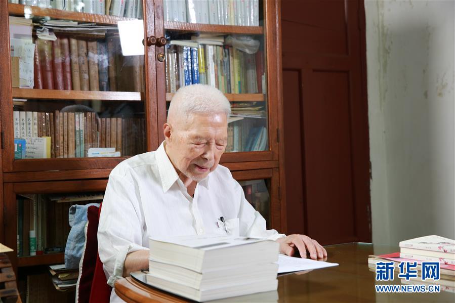 （愛國(guó)情 奮斗者&middot;圖文互動(dòng)）（1）一生&ldquo;讀&rdquo;一書 照亮前行路&mdash;&mdash;記2018年&ldquo;世界馬克思經(jīng)濟(jì)學(xué)獎(jiǎng)&rdquo;獲得者陳征