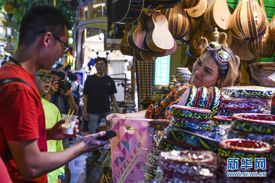 (新華全媒頭條·圖文互動(dòng))(4)同心筑夢(mèng)映天山——新疆70年改革發(fā)展穩(wěn)定述評(píng)