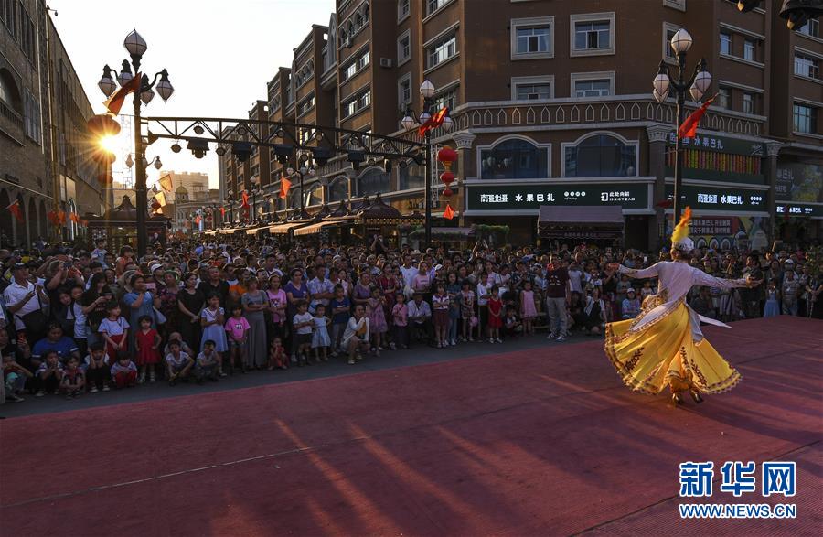 (新華全媒頭條·圖文互動(dòng))(5)同心筑夢(mèng)映天山——新疆70年改革發(fā)展穩(wěn)定述評(píng)