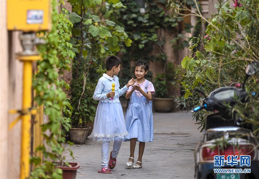 (新華全媒頭條·圖文互動(dòng))(7)同心筑夢(mèng)映天山——新疆70年改革發(fā)展穩(wěn)定述評(píng)