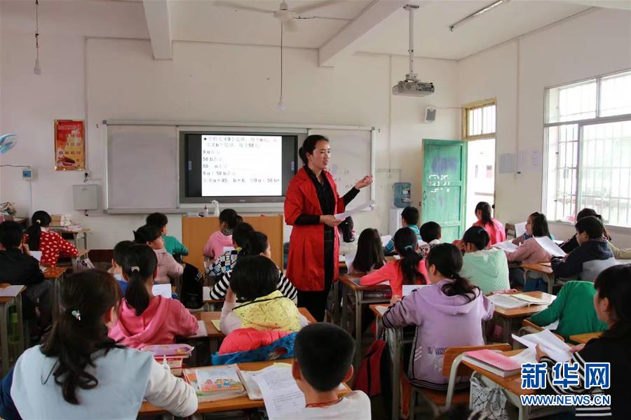 （圖文互動）（1）&ldquo;擔(dān)起山里娃沉甸甸的夢想&rdquo;&mdash;&mdash;記廣西大石山區(qū)小學(xué)教師蒙曉梅