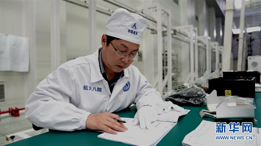 （德耀中華&middot;圖文互動）（2）王曙群：&ldquo;腳踏實(shí)地、仰望星空&rdquo;的大國工匠