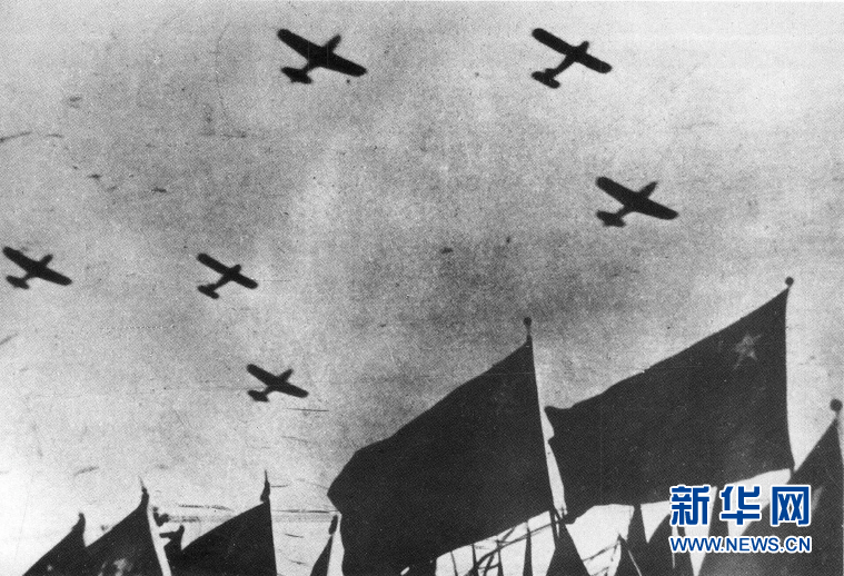 （新華全媒頭條&middot;人民空軍70年&middot;圖文互動(dòng)）（1）陽(yáng)光照耀奮飛的航程&mdash;&mdash;黨中央、中央軍委和習(xí)主席關(guān)心人民空軍建設(shè)發(fā)展紀(jì)實(shí)