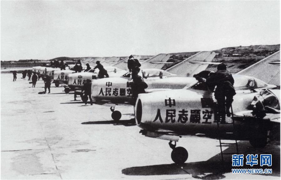 （新華全媒頭條&middot;人民空軍70年&middot;圖文互動(dòng)）（3）陽(yáng)光照耀奮飛的航程&mdash;&mdash;黨中央、中央軍委和習(xí)主席關(guān)心人民空軍建設(shè)發(fā)展紀(jì)實(shí)