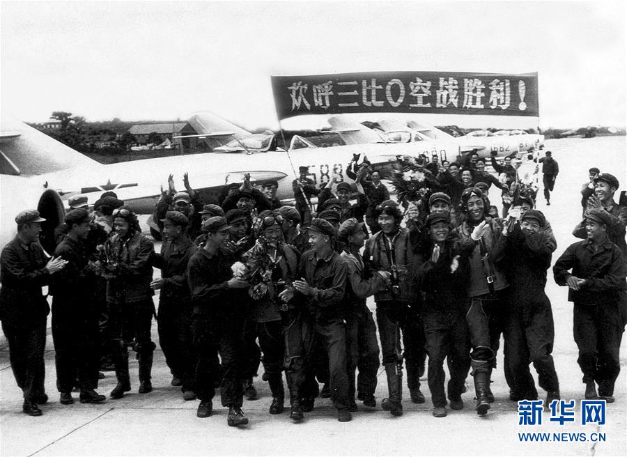 （新華全媒頭條&middot;人民空軍70年&middot;圖文互動(dòng)）（4）陽(yáng)光照耀奮飛的航程&mdash;&mdash;黨中央、中央軍委和習(xí)主席關(guān)心人民空軍建設(shè)發(fā)展紀(jì)實(shí)