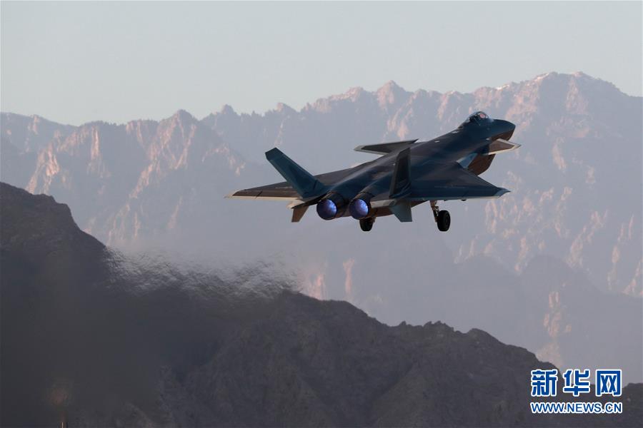 （新華全媒頭條&middot;人民空軍70年&middot;圖文互動(dòng)）（14）陽(yáng)光照耀奮飛的航程&mdash;&mdash;黨中央、中央軍委和習(xí)主席關(guān)心人民空軍建設(shè)發(fā)展紀(jì)實(shí)