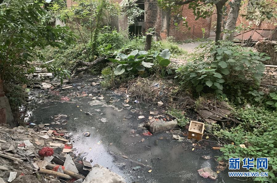 （圖文互動(dòng)）（1）河長(zhǎng)職責(zé)寫得明明白白，條條舉措無(wú)一落實(shí)&mdash;&mdash;國(guó)務(wù)院檢查組暗訪核查佛山一農(nóng)村河涌黑臭十余年無(wú)人管理