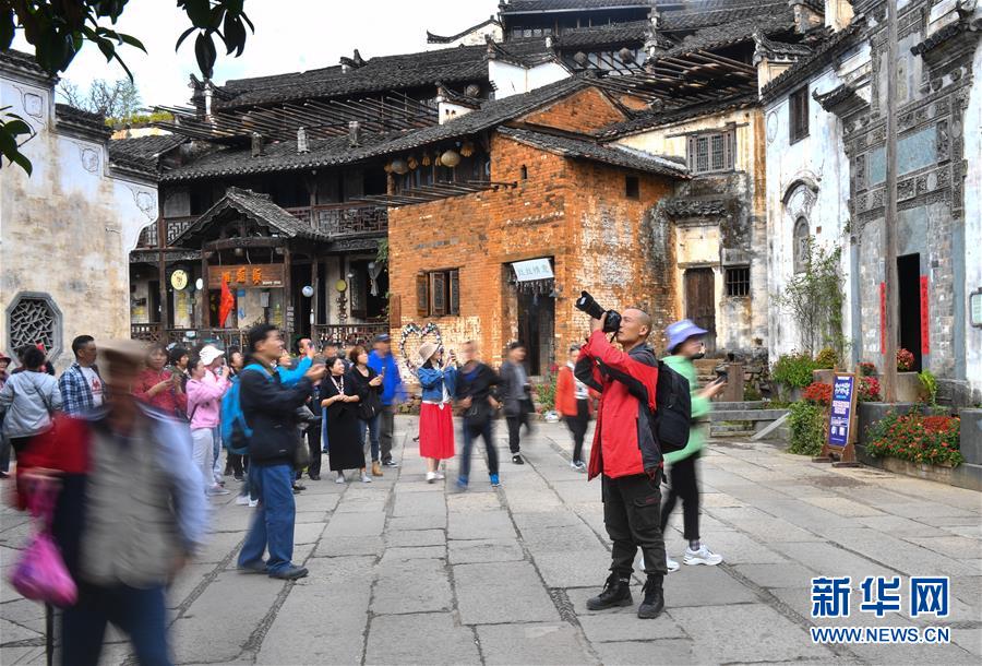 （圖文互動）（11）鄉(xiāng)村攝影師、鄉(xiāng)村&ldquo;模特&rdquo;、民宿店主&mdash;&mdash;鄉(xiāng)村旅游推動婺源農(nóng)民生活方式發(fā)生新變化