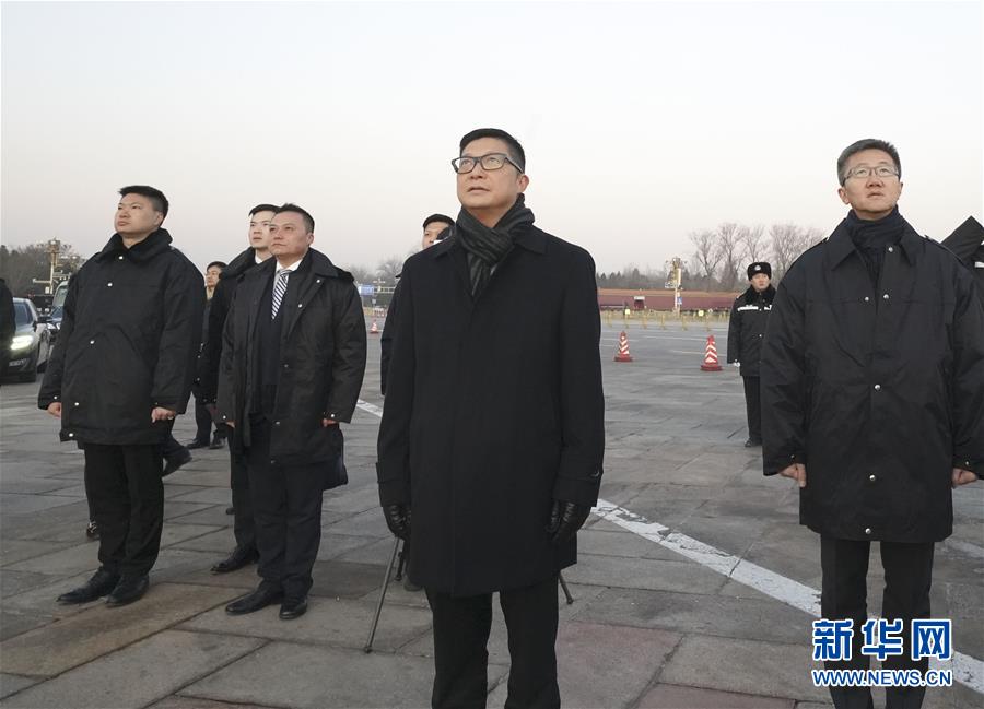 (社會(huì))(2)香港警務(wù)處處長(zhǎng)鄧炳強(qiáng)率團(tuán)觀看天安門廣場(chǎng)升國(guó)旗儀式