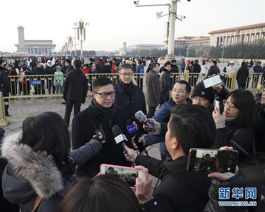 (社會(huì))(3)香港警務(wù)處處長(zhǎng)鄧炳強(qiáng)率團(tuán)觀看天安門廣場(chǎng)升國(guó)旗儀式