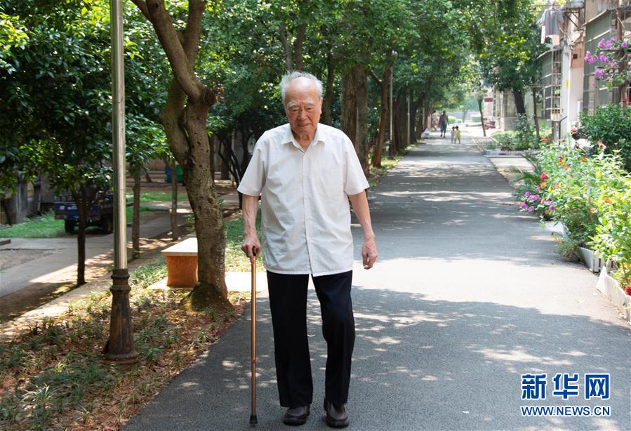 （新華全媒頭條&middot;圖文互動）（9）滄海橫流 信仰彌堅&mdash;&mdash;記共產(chǎn)黨員、湘潭大學(xué)九旬教授滄南