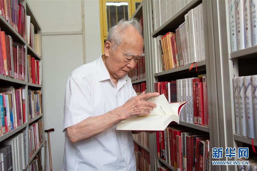 （新華全媒頭條&middot;圖文互動）（6）滄海橫流 信仰彌堅&mdash;&mdash;記共產(chǎn)黨員、湘潭大學(xué)九旬教授滄南