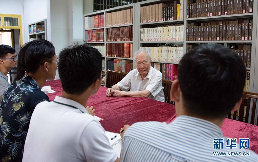 （新華全媒頭條&middot;圖文互動）（4）滄海橫流 信仰彌堅&mdash;&mdash;記共產(chǎn)黨員、湘潭大學(xué)九旬教授滄南