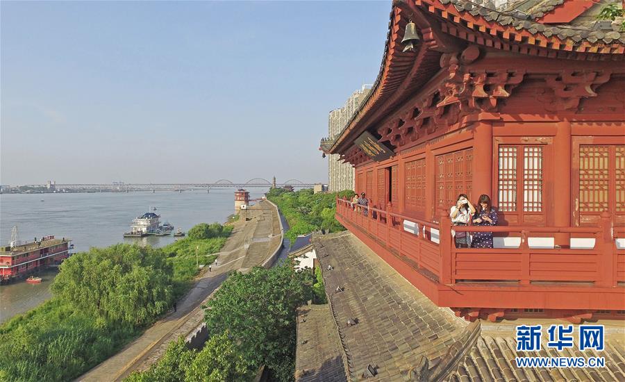 (在習(xí)近平新時(shí)代中國(guó)特色社會(huì)主義思想指引下——新時(shí)代新作為新篇章·總書記關(guān)切高質(zhì)量發(fā)展·圖文互動(dòng))(2)在藍(lán)天白云下——污染防治攻堅(jiān)戰(zhàn)持續(xù)推進(jìn)