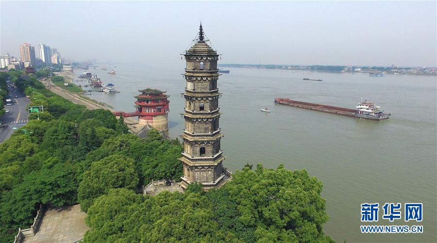 (在習(xí)近平新時(shí)代中國(guó)特色社會(huì)主義思想指引下——新時(shí)代新作為新篇章·總書記關(guān)切高質(zhì)量發(fā)展·圖文互動(dòng))(3)在藍(lán)天白云下——污染防治攻堅(jiān)戰(zhàn)持續(xù)推進(jìn)