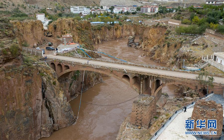 （新華全媒頭條&middot;圖文互動(dòng)）（6）格桑花開(kāi)滿(mǎn)天路&mdash;&mdash;寫(xiě)在川藏公路通車(chē)65周年之際