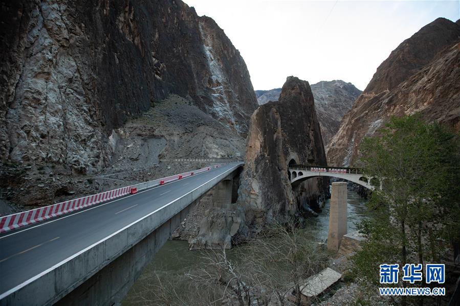 （新華全媒頭條&middot;圖文互動(dòng)）（8）格桑花開(kāi)滿(mǎn)天路&mdash;&mdash;寫(xiě)在川藏公路通車(chē)65周年之際