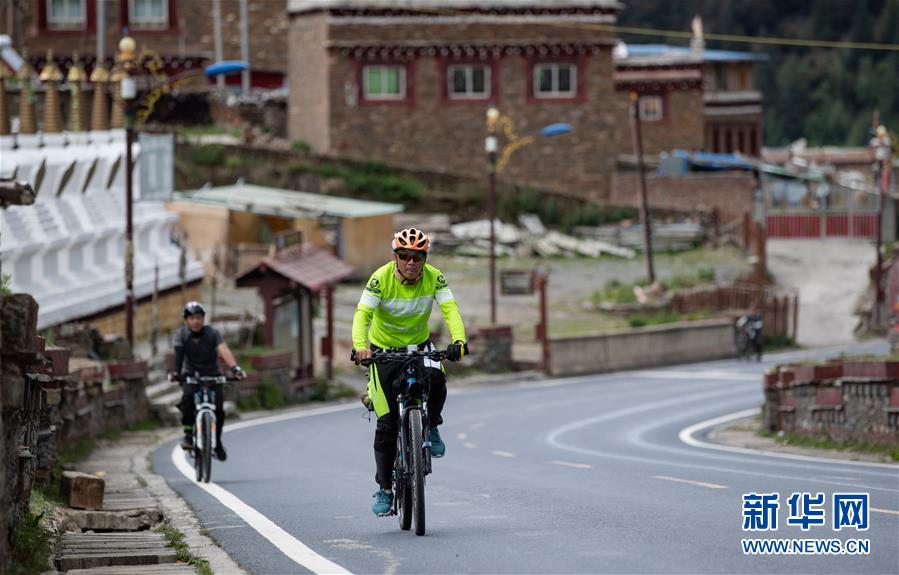 （新華全媒頭條&middot;圖文互動(dòng)）（11）格?；ㄩ_(kāi)滿(mǎn)天路&mdash;&mdash;寫(xiě)在川藏公路通車(chē)65周年之際