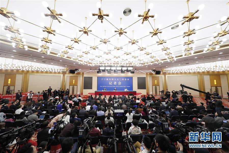 （兩會&middot;XHDW）（1）國務院扶貧辦主任劉永富就&ldquo;攻堅克難&mdash;&mdash;堅決打贏脫貧攻堅戰(zhàn)&rdquo;答記者問