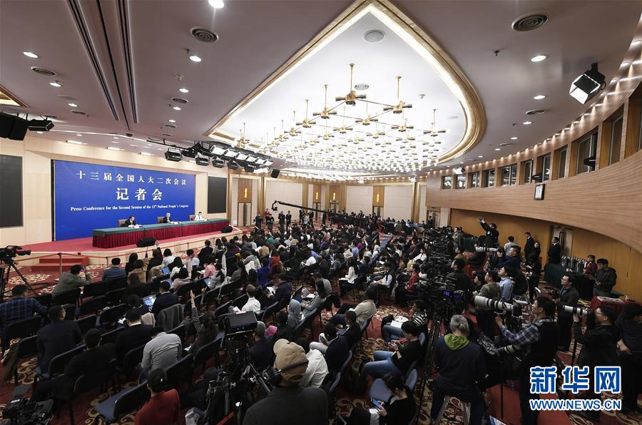 （兩會(huì)）（4）國(guó)務(wù)院扶貧辦主任劉永富就&ldquo;攻堅(jiān)克難&mdash;&mdash;堅(jiān)決打贏脫貧攻堅(jiān)戰(zhàn)&rdquo;答記者問(wèn)