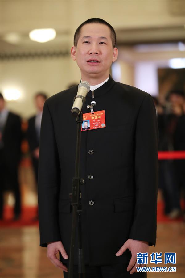 （兩會(huì)&middot;面對(duì)面）（7）全國(guó)人大代表接受采訪