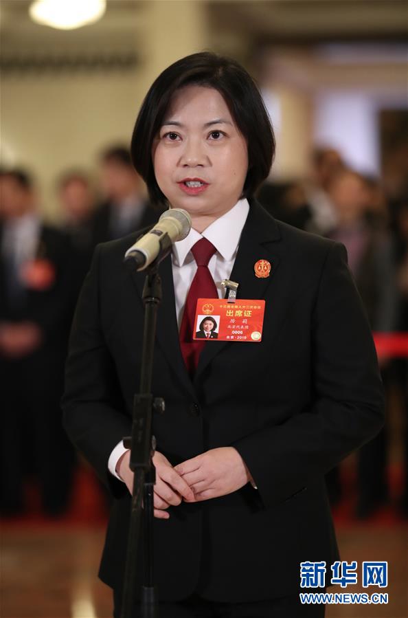 （兩會(huì)&middot;面對(duì)面）（9）全國(guó)人大代表接受采訪