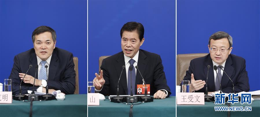 (兩會(huì)·XHDW)(10)商務(wù)部部長(zhǎng)鐘山等就“促進(jìn)形成強(qiáng)大國(guó)內(nèi)市場(chǎng) 推動(dòng)全方位對(duì)外開(kāi)放”答記者問(wèn)