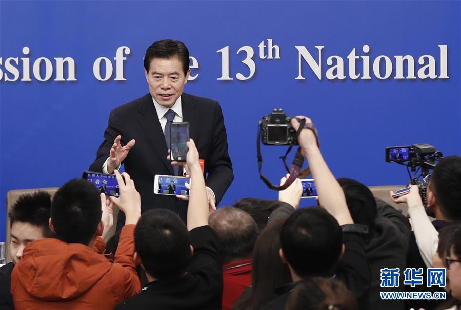 (兩會(huì)·XHDW)(12)商務(wù)部部長(zhǎng)鐘山等就“促進(jìn)形成強(qiáng)大國(guó)內(nèi)市場(chǎng) 推動(dòng)全方位對(duì)外開放”答記者問