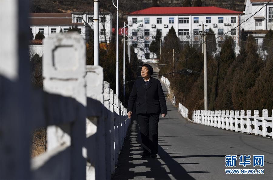 (新華全媒頭條·兩會特別報(bào)道·圖文互動)(2)向著夢想的接力——“90歲”與“95后”代表的“對話”