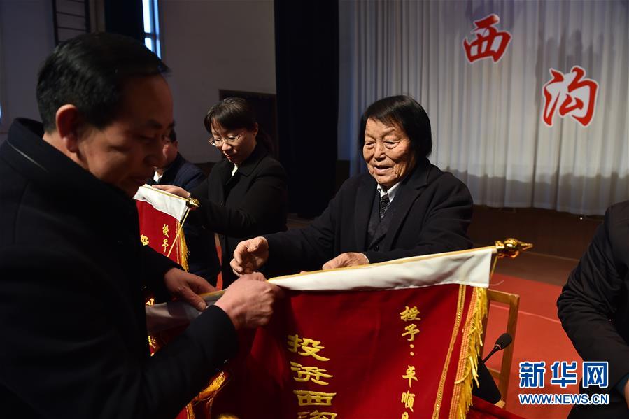 (新華全媒頭條·兩會特別報(bào)道·圖文互動)(4)向著夢想的接力——“90歲”與“95后”代表的“對話”