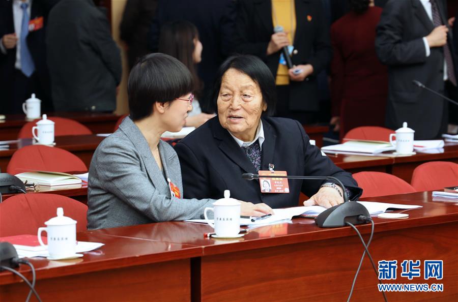 (新華全媒頭條·兩會特別報(bào)道·圖文互動)(5)向著夢想的接力——“90歲”與“95后”代表的“對話”