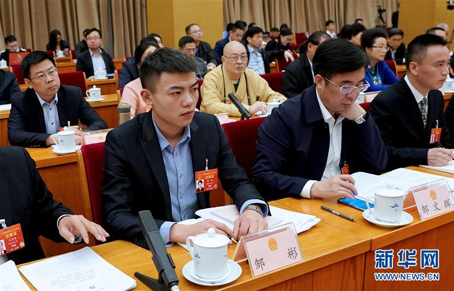 (新華全媒頭條·兩會特別報(bào)道·圖文互動)(7)向著夢想的接力——“90歲”與“95后”代表的“對話”