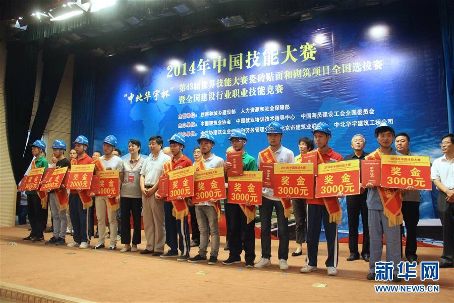 (新華全媒頭條·兩會特別報(bào)道·圖文互動)(8)向著夢想的接力——“90歲”與“95后”代表的“對話”