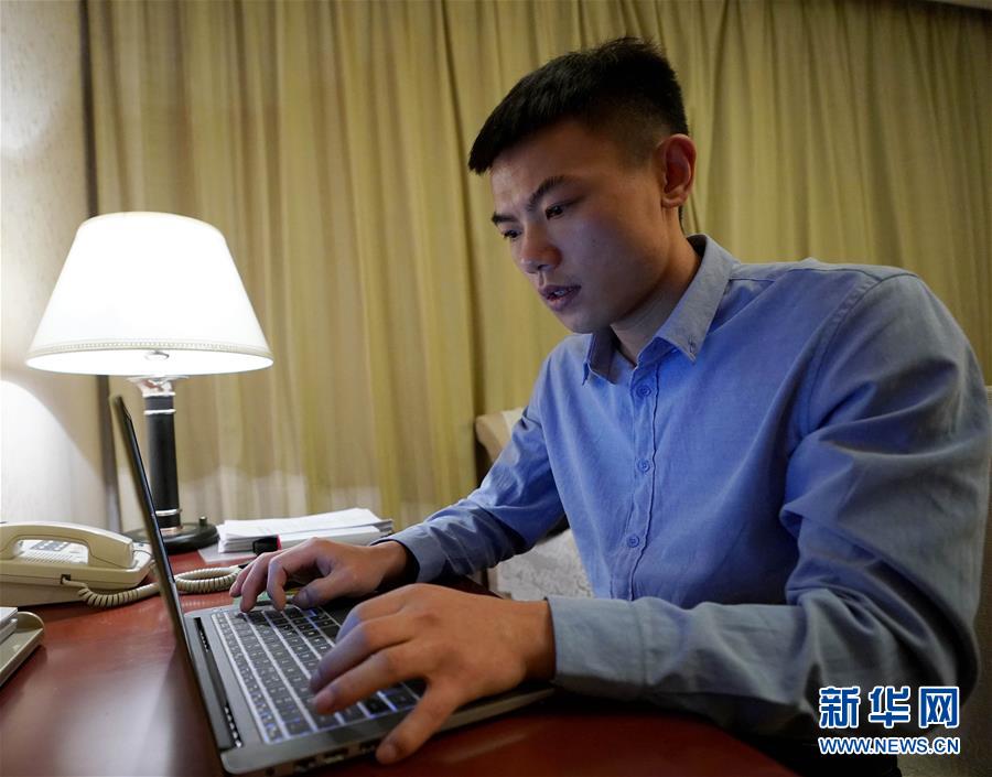 (新華全媒頭條·兩會特別報(bào)道·圖文互動)(10)向著夢想的接力——“90歲”與“95后”代表的“對話”