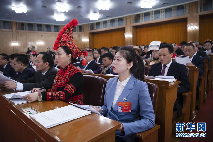 (新華全媒頭條·兩會特別報(bào)道·圖文互動)(11)向著夢想的接力——“90歲”與“95后”代表的“對話”