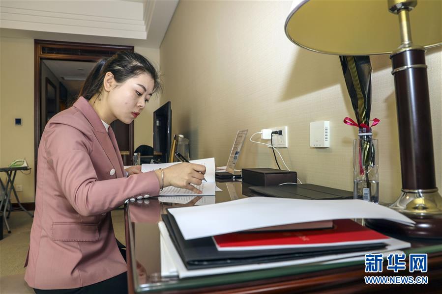 (新華全媒頭條·兩會特別報(bào)道·圖文互動)(12)向著夢想的接力——“90歲”與“95后”代表的“對話”