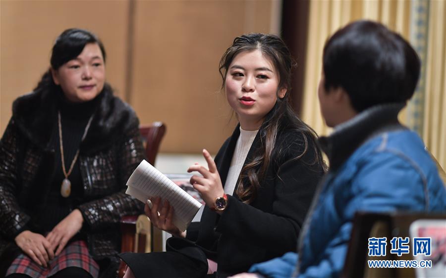 (新華全媒頭條·兩會特別報(bào)道·圖文互動)(14)向著夢想的接力——“90歲”與“95后”代表的“對話”