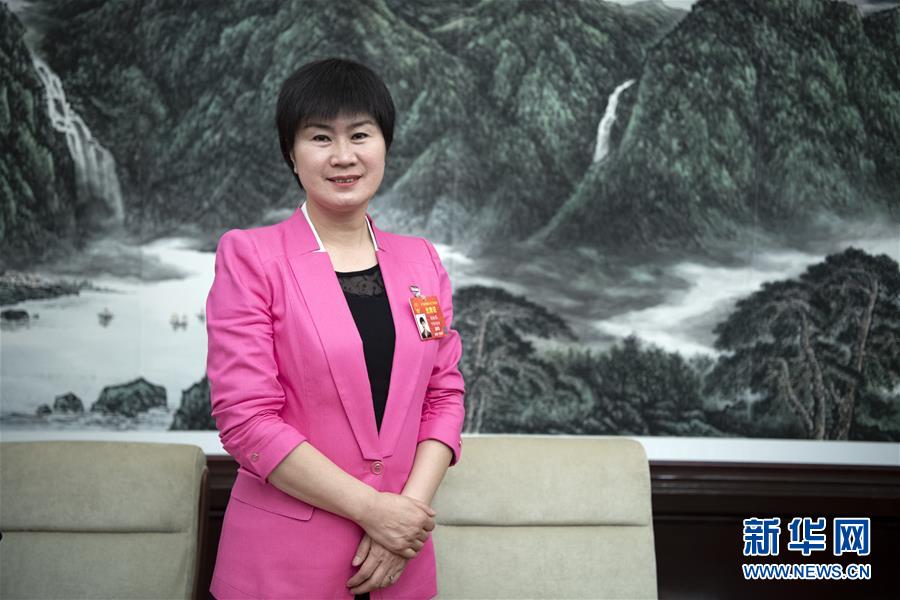 （兩會&middot;圖片故事）（10）全國人大代表馬恒燕：讓城鄉(xiāng)學(xué)生共享&ldquo;互聯(lián)網(wǎng)+教育&rdquo;優(yōu)質(zhì)資源