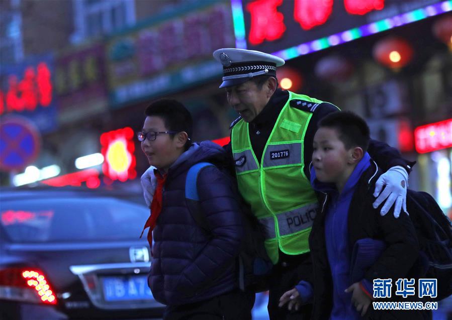 （新春走基層&middot;圖文互動）（2）老楊貓腰護學：20米走了33年