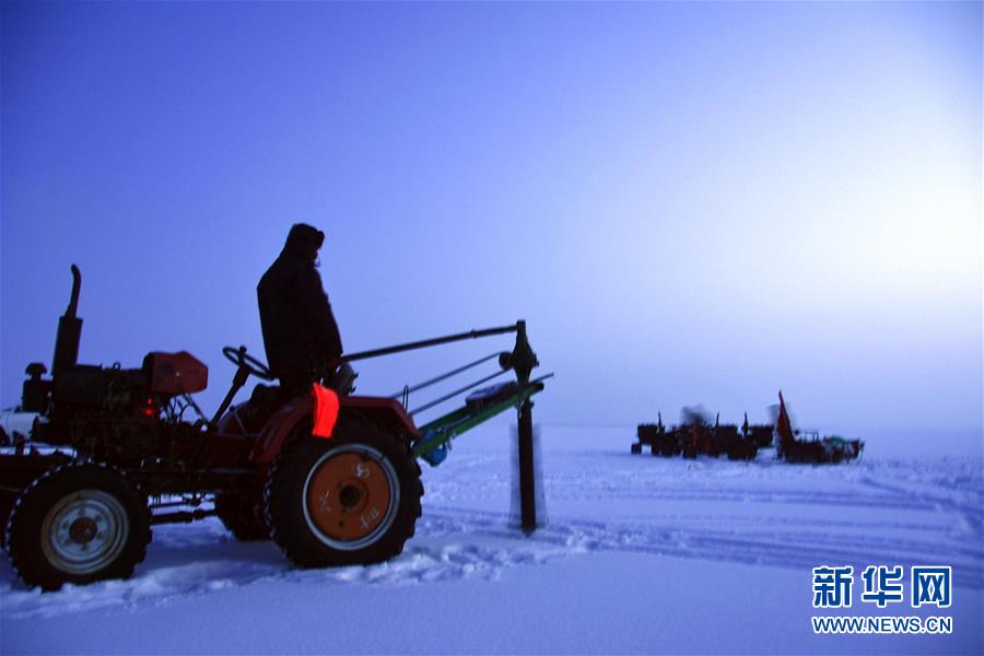 (新春走基層·圖文互動(dòng))(1)“干活的人不會(huì)冷”——直擊新疆吉力湖冬捕現(xiàn)場