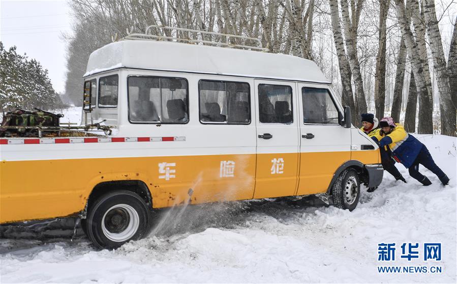 （新春走基層）（2）嚴寒下的&ldquo;鐵路醫(yī)生&rdquo;：風(fēng)雪中守護回家路