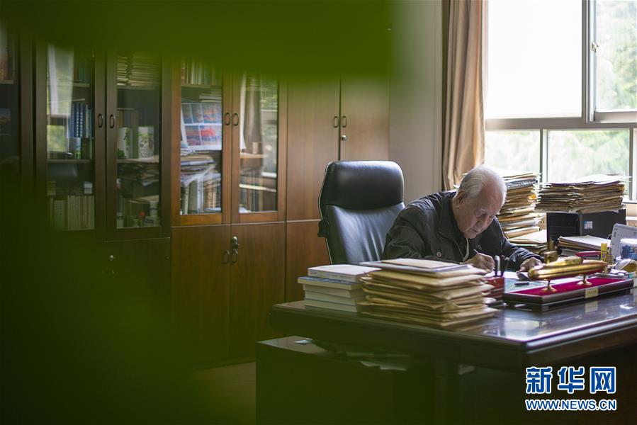 （今日關(guān)注&middot;科技獎(jiǎng)勵(lì)大會(huì)&middot;圖文互動(dòng)）（5）此生屬于祖國(guó)，此生無(wú)怨無(wú)悔&mdash;&mdash;隱身30年的中國(guó)核潛艇先驅(qū)黃旭華