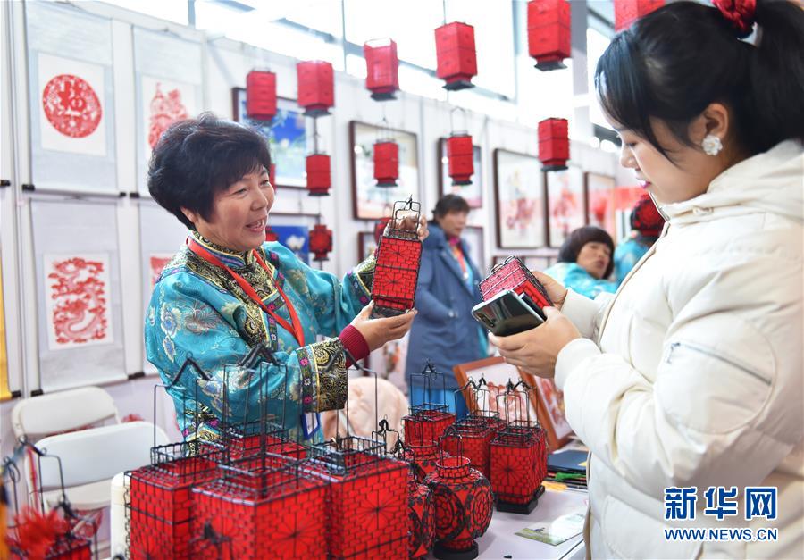 (新春走基層·圖文互動(dòng))(2)年貨有“土味兒” 更有“人情味兒”——北京消費(fèi)扶貧雙創(chuàng)中心見(jiàn)聞