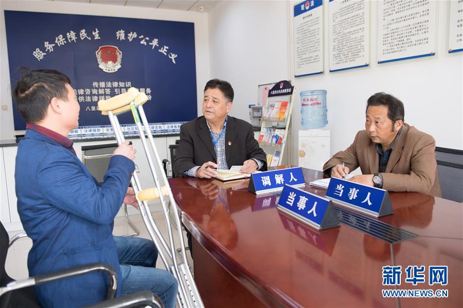 （新華全媒頭條&middot;圖文互動(dòng)）（9）為基層松綁減負(fù)　促干部擔(dān)當(dāng)作為&mdash;&mdash;以習(xí)近平同志為核心的黨中央推進(jìn)&ldquo;基層減負(fù)年&rdquo;工作綜述