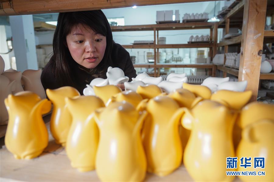 (新春走基層·圖文互動(dòng))(5)瓷鼠鬧新春