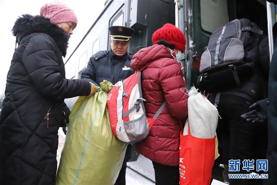 （新春走基層&middot;圖文互動(dòng)）（4）小康路上，與&ldquo;小慢車&rdquo;同行&mdash;&mdash;長(zhǎng)白山區(qū)綠皮火車二三事