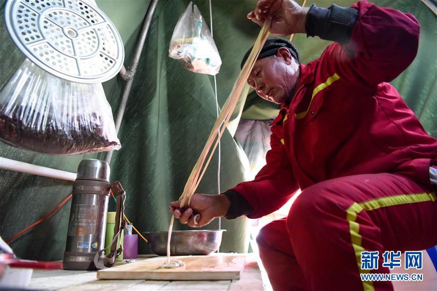 （新春走基層&middot;圖文互動）（7）大漠中，一頂帳篷守歲五年