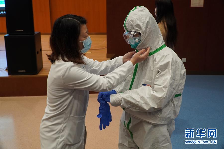 （聚焦疫情防控&middot;圖文互動(dòng)）（3）無(wú)法握手，但始終并肩