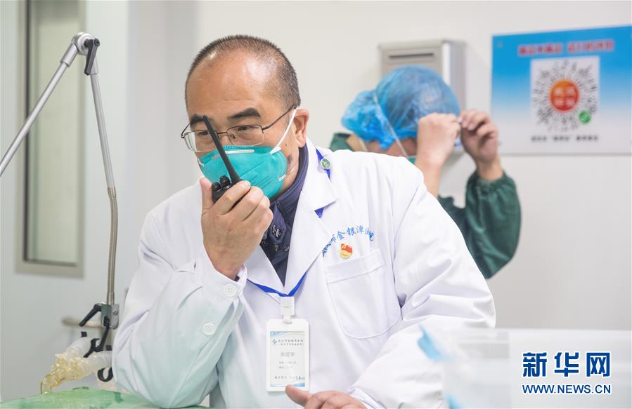 (新華全媒頭條·聚焦疫情防控·圖文互動)(13)拼漸凍生命 與疫魔競速——記疫情“風暴眼”中武漢金銀潭醫(yī)院院長張定宇