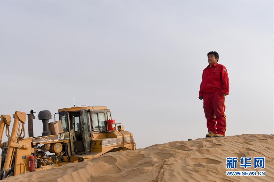 （新春走基層&middot;圖文互動(dòng)）（1）特寫(xiě)：與車(chē)為伴，獨(dú)行沙海